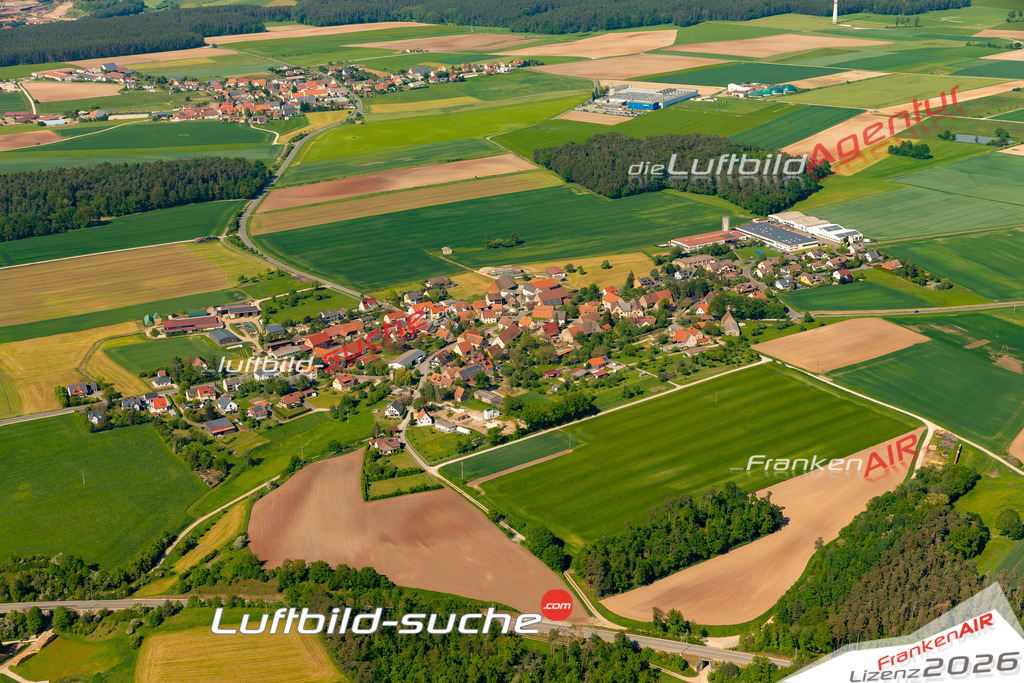 Das Luftbild zeigt : Pirkach Emskirchen - Die Luftaufnahme wurde 2024 vom UL-Flugzeug aus erstellt ( keine Drohne ) - Hochauflösende Luftaufnahme - Für grossformatige Ausdrucke geeignet. Die Geschenkidee !Mit Lizenz und Bildrechte bestellbar