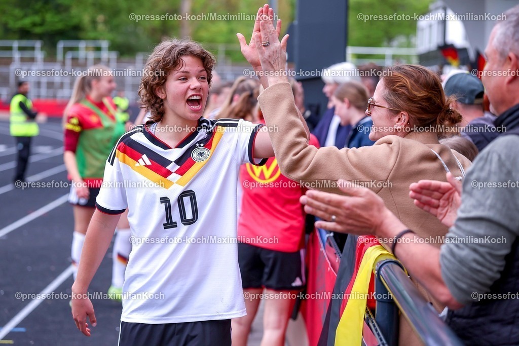 DFB16042601075 | 16.04.2026, Essen, Fußball, UEFA Womens UNDER 19 Championship qualification, Germany - France, Stadion Uhlenkrug, Saison 2025 / 2026: Abschlussjubel nach dem 2:1 Sieg der deutschen Nationalmannschaft. Die Spielerinnen klatschen sich mit den Fans am Zaun ab. Zuschauer Besucher Rosa Rückert (Deutschland U19 #10)  DFB regulations prohibit any use of photographs as image sequences and or quasi-video.