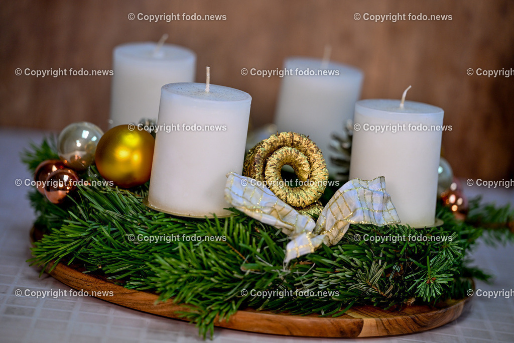Adventkranz_ 26.11.2024-4 | 26.11.2024, Linz, AUT, Advent, im Bild Adventkranz, Kranz, Kerzen, Weihnachtszeit, Vorweihnachtszeit, Brauchtum, Zweige, Schmuck, besinnlich, froehlich, Winter, Feuer, Flamme, Tradition, Dekoration, Schmuck, schmuecken, dekorieren, festlich, traditionell, festlich, Fest