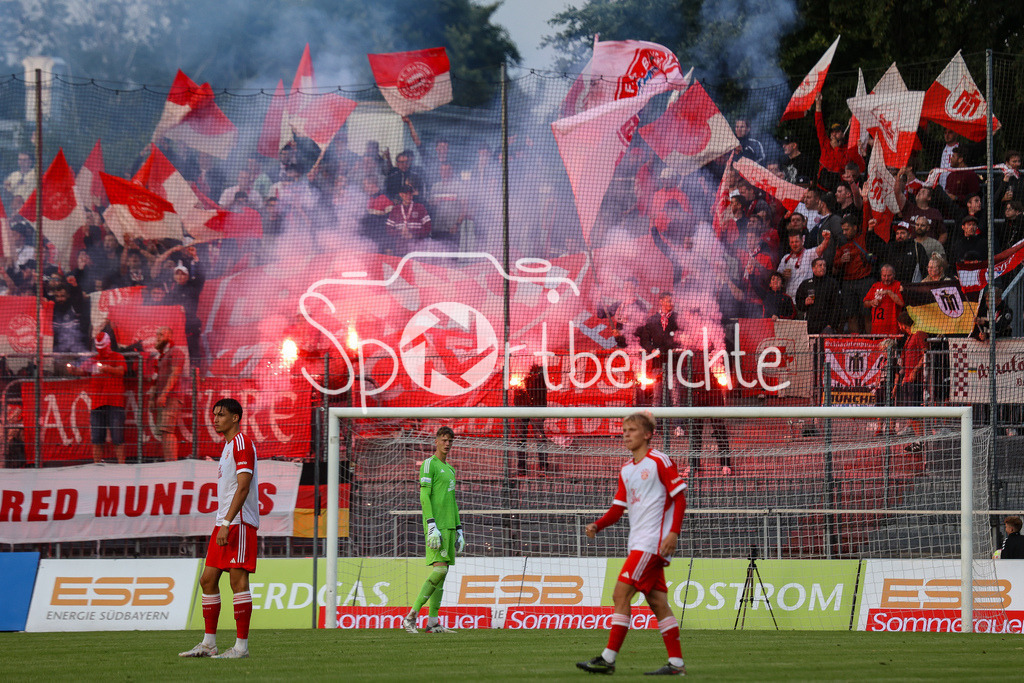 SV Wacker Burghausen - FC Bayern Amateure | Die mitgereiten Fans aus muenchen zuenden zu beginn der zweiten Halbzeit Pyrotechnik im Gaesteblock / Ultras / Pyro