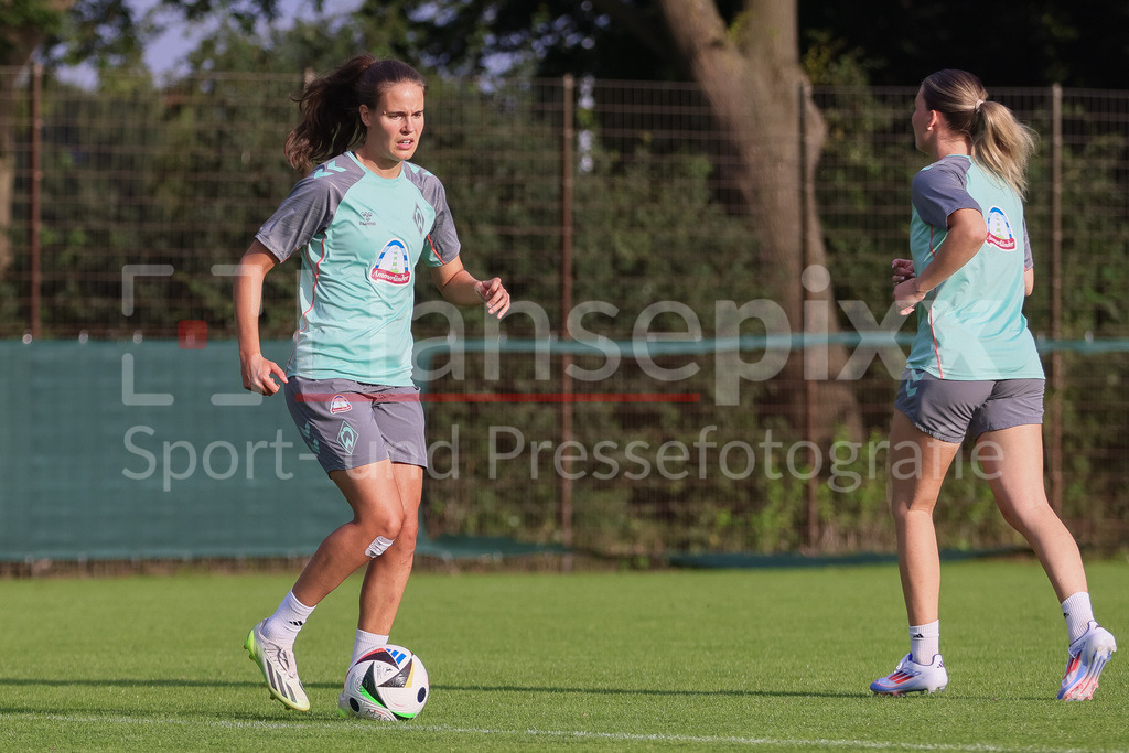 Fussball, Google Pixel Frauen-Bundesliga, Training SV Werder Bremen | v.li.: Hanna Nemeth (SV Werder Bremen, 23) am Ball, Einzelbild, Ganzkörper, Aktion, Action, Spielszene