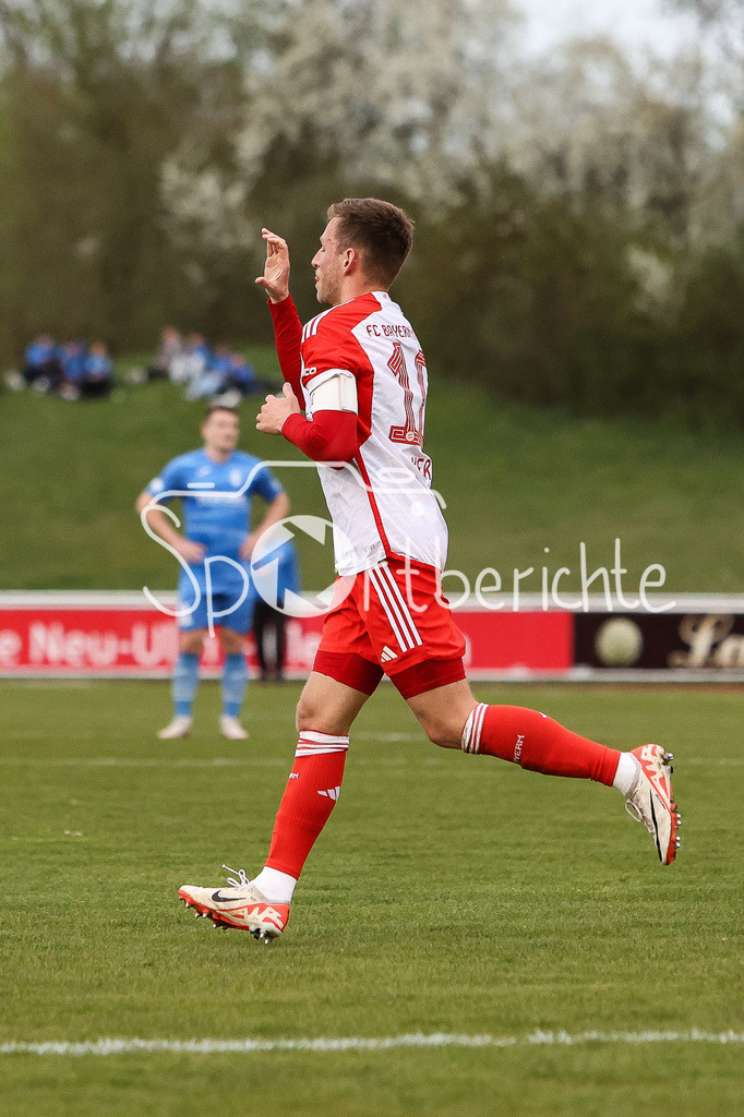 FV Illertissen - FC Bayern Amateure | Jubel der Bayern Amateure nach dem Treffer zum 0-1 durch Timo KERN (FCB #10) / Freude / Happy / Torschuetze / Tor