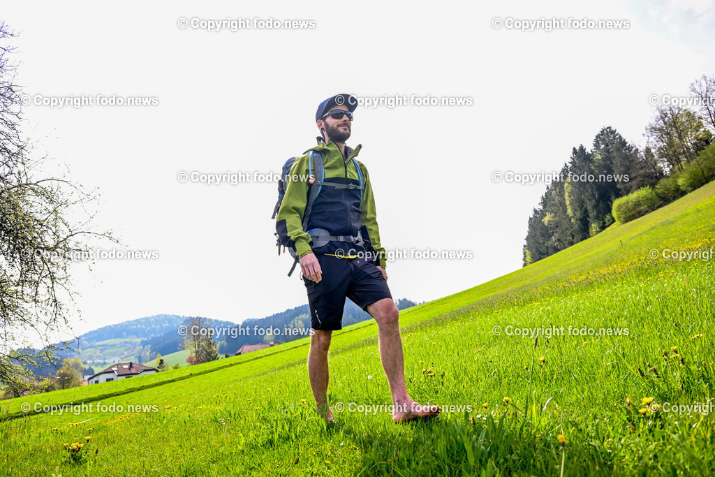 Johannes Kronegger_ Barfuss Wanderer_ 08.05.2023_-6 | 08.05.2023, Pierbach, AUT, Johannesweg, im Bild Johannes Kronegger (Barfuss Wanderer)