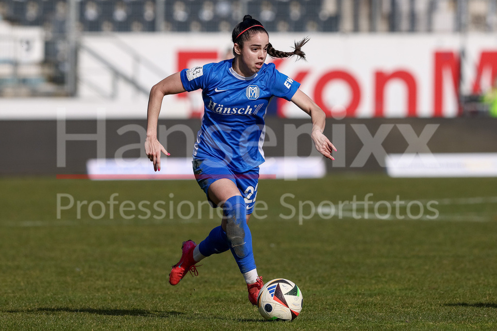 Fussball, 2. Frauen-Bundesliga, SV Meppen - Borussia Mönchengladbach | v.li.: Virag Nagy (SV Meppen, 22) am Ball, Freisteller, Einzelbild, Ganzkörper, Aktion, Action, Spielszene, DIE DFB-RICHTLINIEN UNTERSAGEN JEGLICHE NUTZUNG VON FOTOS ALS SEQUENZBILDER UND/ODER VIDEOÄHNLICHE FOTOSTRECKEN. DFB REGULATIONS PROHIBIT ANY USE OF PHOTOGRAPHS AS IMAGE SEQUENCES AND/OR QUASI-VIDEO.