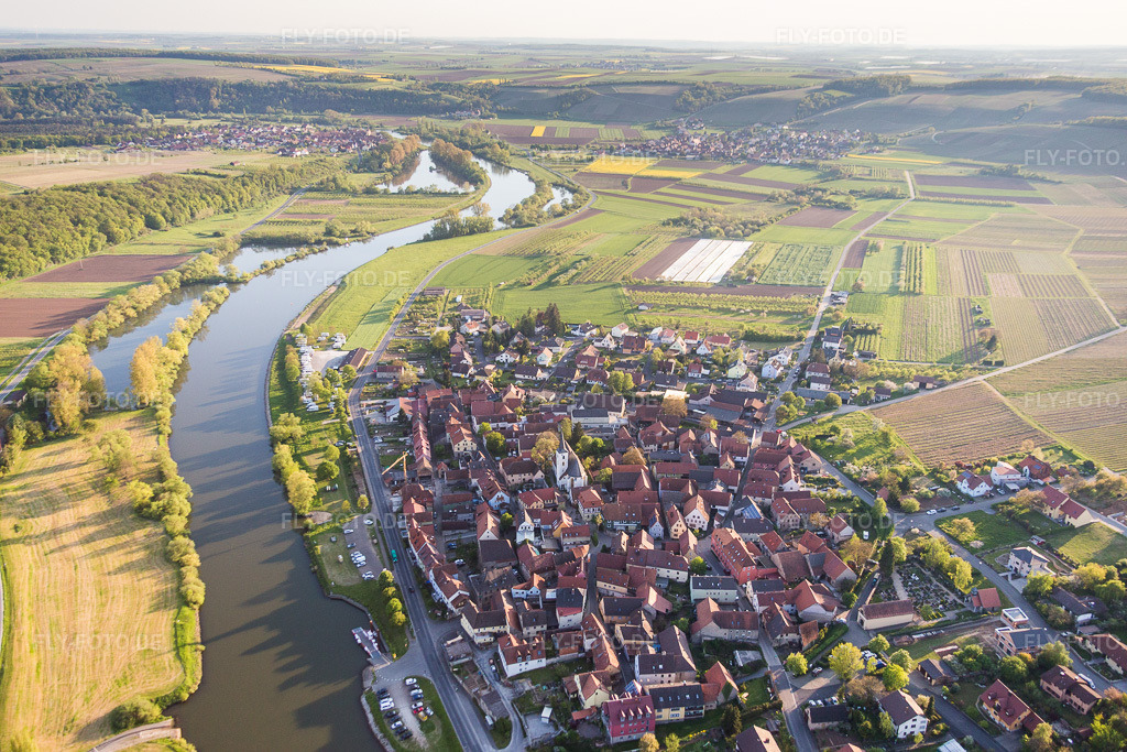 Luftbild: Fluß- Uferbereichen des Main im Ortsteil Obereisenheim in Eisenheim im Bundesland Bayern in Deutschland. Foto: IMG_088004.jpg vom 06.05.2016 durch Werner Riehm/FLY-FOTO.de