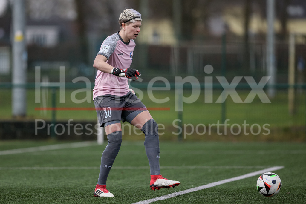 Fussball, Testspiel Frauen, Hamburger SV - 1. FFC Turbine Potsdam | v.li.: Vanessa Fischer (Torhüterin, Torwart, 1. FFC Turbine Potsdam, 30) am Ball, Freisteller, Einzelbild, Ganzkörper, Aktion, Action, Spielszene