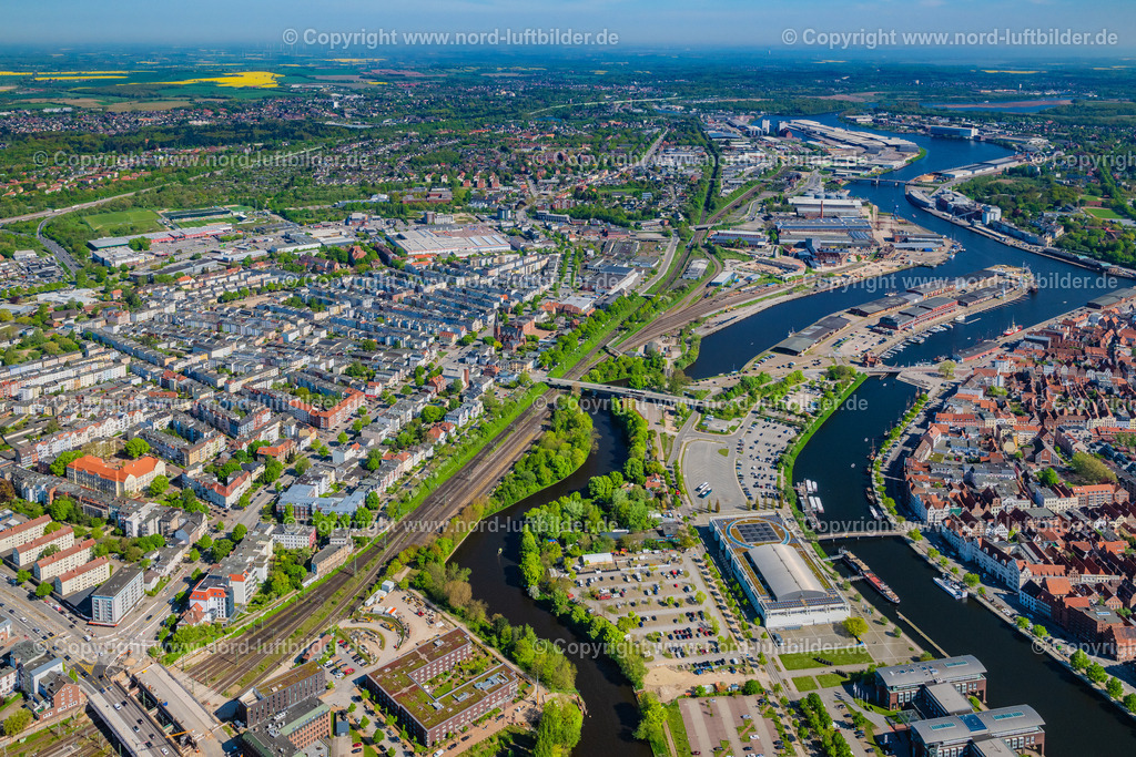 Lübeck_Musik_Und_Kongresshalle_ELS_4816010524 | LüBECK 01.05.2024 Gebäude der Veranstaltungshalle Musik- und Kongresshalle und Theaterschiff Lübeck an der Willy-Brandt-Allee in Lübeck im Bundesland Schleswig-Holstein. // Building the indoor arena Musik- und Kongresshalle und Theaterschiff Luebeck an der Willy-Brandt-Allee in Luebeck in the state Schleswig-Holstein. Foto: Martin Elsen