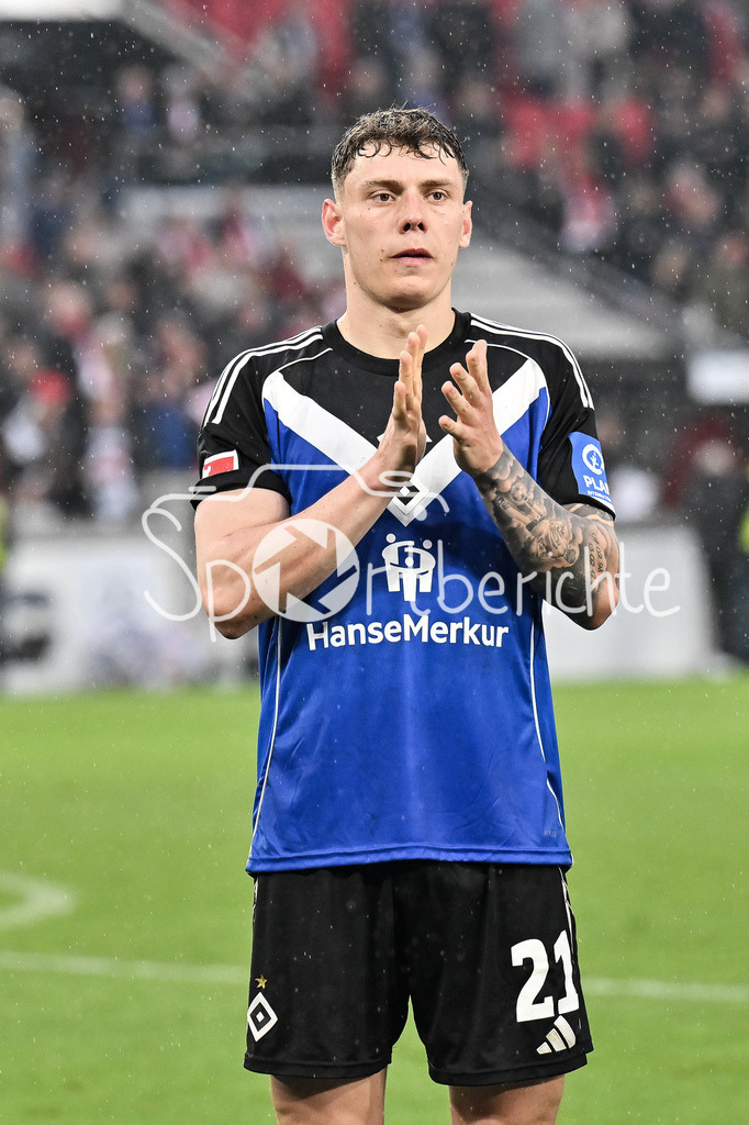 VfB Stuttgart - Hamburger SV | STUTTGART, GERMANY - 12. APRIL: the team from Hamburg thanks the Fans who travelling with them after the Bundesliga Match between VfB Stuttgart vs. Hamburger SV on Matchday 29 at MHP Arena / DFL REGULATIONS PROHIBIT ANY USE OF PHOTOGRAPHS AS IMAGE SEQUENCES AND/OR QUASI-VIDEO / Nicolai REMBERG (Hamburger SV 21)