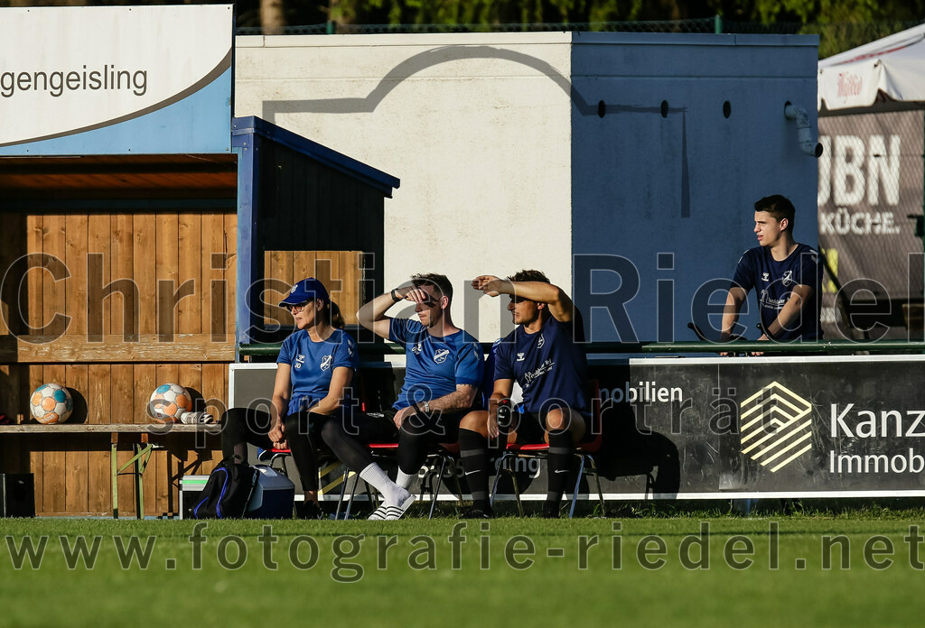 2023-07-14_034_FC_Langengeisling_gegen_FC_Velden-Eberspoint | Erding, Deutschland, 14.07.2023:
Fußball, Bezirksliga Oberbayern Ost 2023 / 2024, Testspiel, FC Langengeisling gegen FC Velden-Eberspoint, Endergebnis: 5:0

Physio Jana Otto (FC Langengeisling), Andreas Buchberger (FC Langengeisling, #8), Paul Bucher (FC Langengeisling, #18)

Foto: Christian Riedel / fotografie-riedel.net