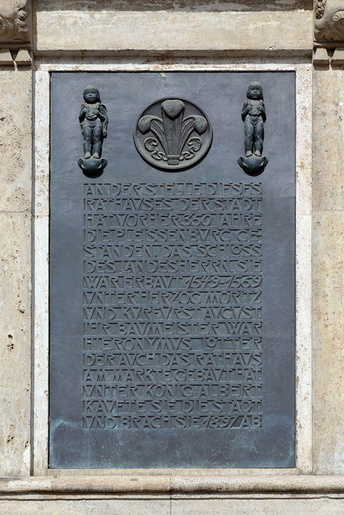 Bildlexikon Leipzig - Neues Rathaus - Gedenktafel am Haupteingang zur Erinnerung an die ehemalige Pleißenburg | Das Team hinter BILDLEXIKON LEIPZIG bündelt historische wie aktuelle Informationen über die Stadt Leipzig in Text und Bild auf einer Plattform und stellt diese der interessierten Öffentlichkeit zur Verfügung.