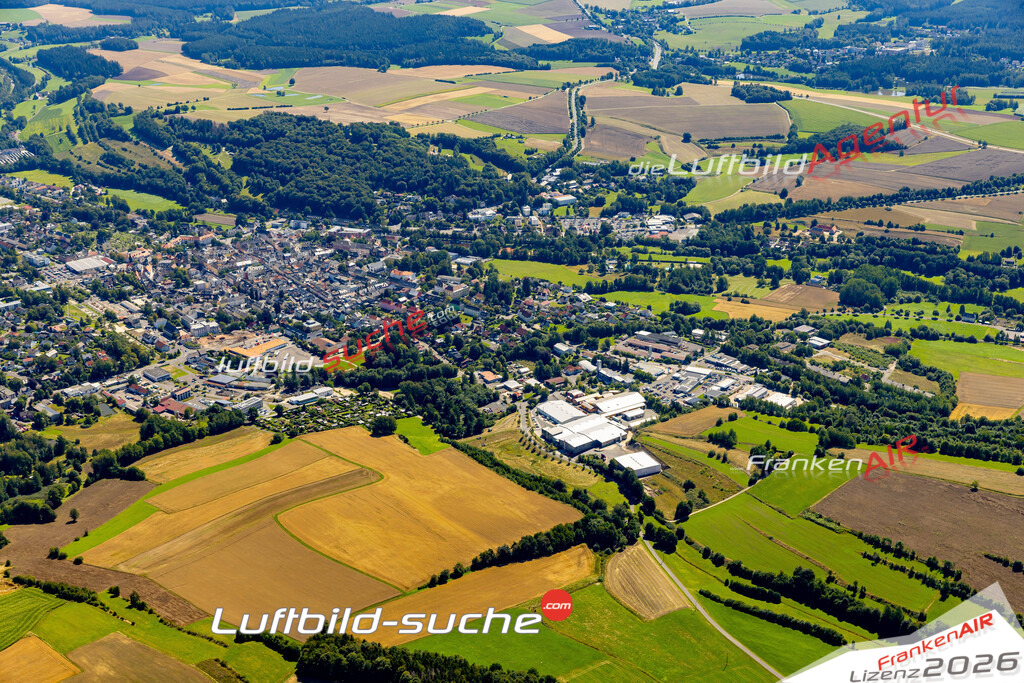 Das Luftbild zeigt :  Wunsiedel - Die Luftaufnahme wurde 2023 vom UL-Flugzeug aus erstellt ( keine Drohne ) - Hochauflösende Luftaufnahme - Für grossformatige Ausdrucke geeignet. Die Geschenkidee !Mit Lizenz und Bildrechte bestellbar