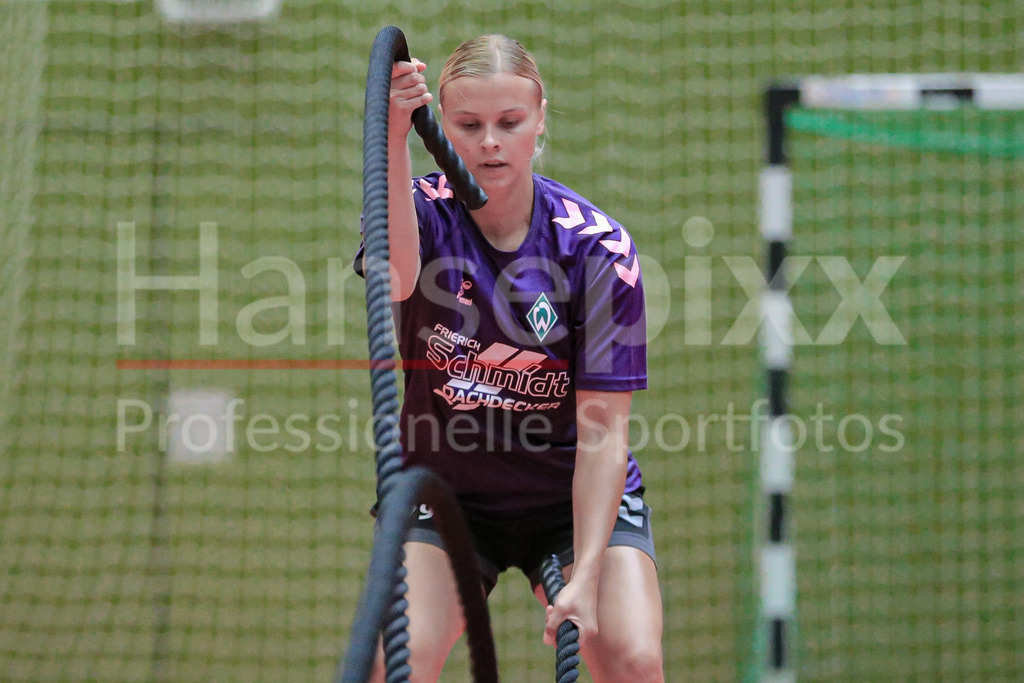 Handball, 2. Bundesliga Frauen, Training SV Werder Bremen | v.li.: Vanessa Plümer (SV Werder Bremen, 15) bei einer Übung, Trainingsübung