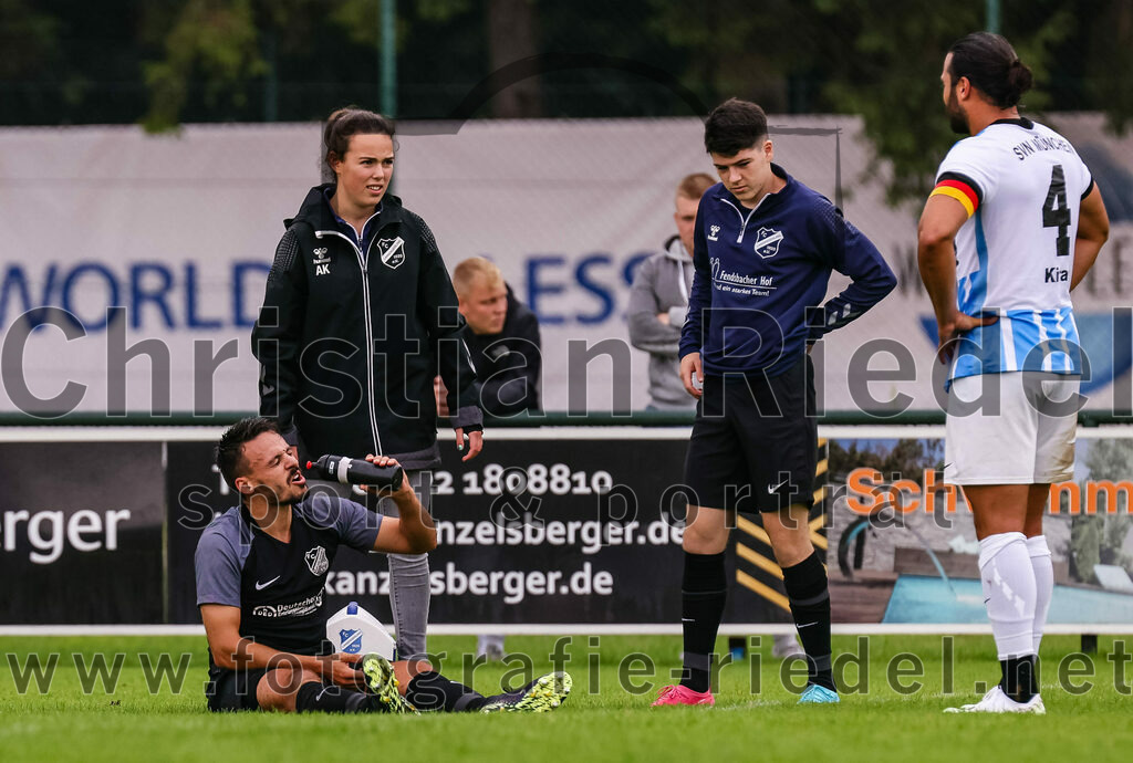 2023-08-05_111_FC_Langengeisling_gegen_SVN_Muenchen | Erding, Deutschland, 05.08.2023:
Fußball, Bezirksliga Oberbayern Ost 2023 / 2024, 2. Spieltag, FC Langengeisling gegen SVN München, Endergebnis: 1:3

Maximilian Hintermaier (FC Langengeisling, #13), Enes Kiran (SVN München, #4)

Foto: Christian Riedel / fotografie-riedel.net
