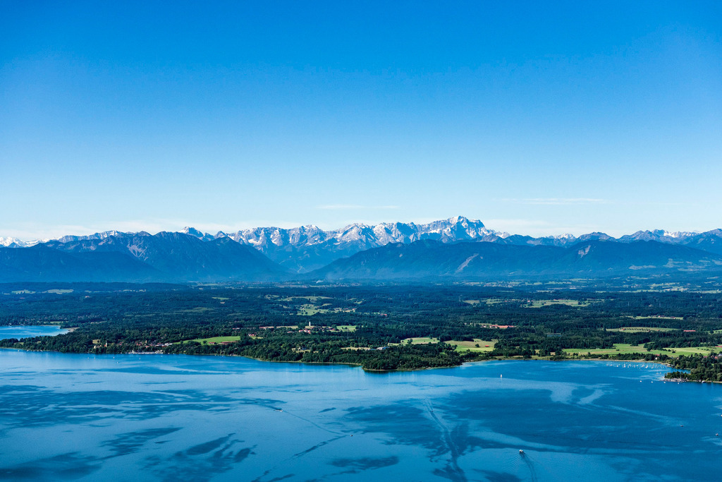 _0053442.jpg | SEESHAUPT 12.06.2020 Uferbereiche am Seegebiet des StRNBERGER SEE Starnberger See mit Blick in die Alpen in Berg im Bundesland Bayern, Deutschland. // Riparian areas on the lake area of StRNBERGER SEE Starnberger See with Blick in die Alpen in Berg in the state Bavaria, 