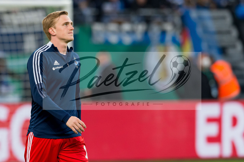 HSVSCF20220419_285 | Fussball, Herren: Mikkel Kaufmann (Hamburger SV) schaut beim DFB-Pokal-Halbfinalspiel zwischen Hamburger SV und SC Freiburg im Volksparkstadion am 19.04.2022 in Hamburg, Deutschland.DFB / DFL REGULATIONS PROHIBIT ANY USE OF PHOTOGRAPHS AS IMAGE SEQUENCES AND/OR QUASI-VIDEO. - Realisiert mit Pictrs.com
