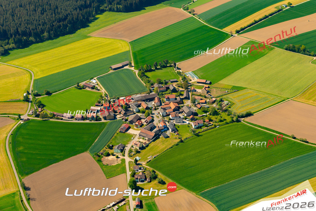 Das Luftbild zeigt : Hauxdorf Erbendorf - Die Luftaufnahme wurde 2024 vom UL-Flugzeug aus erstellt ( keine Drohne ) - Hochauflösende Luftaufnahme - Für grossformatige Ausdrucke geeignet. Die Geschenkidee !Mit Lizenz und Bildrechte bestellbar