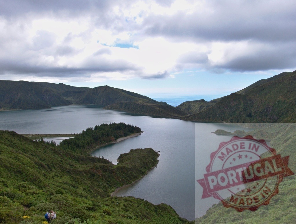 Lagoa do Fogo crater lake view, Azores island landscape | Lagoa do Fogo is a pristine crater lake on São Miguel island surrounded by lush green hills - Realisiert mit Pictrs.com