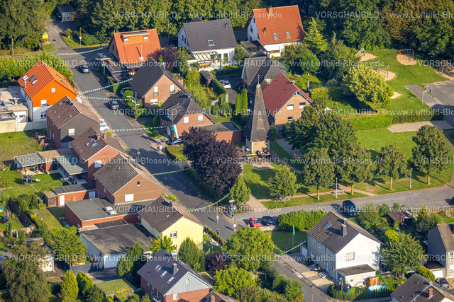 Beckum230805531 | Luftbild, Schützenfest mit geschmückter Potsdamer Straße, alter Kirchturm in Roland, Beckum, Münsterland, Nordrhein-Westfalen, Deutschland