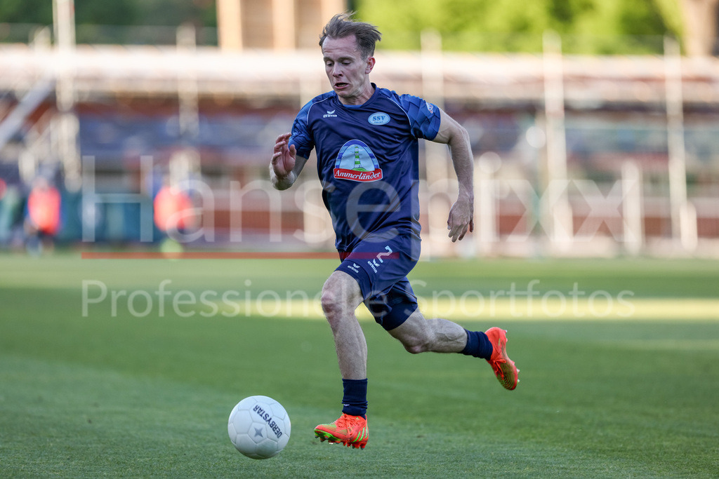 Fussball, Regionalliga Nord, SV Werder Bremen II - SSV Jeddeloh | Conor Gnerlich (SSV Jeddeloh II, 2) am Ball, Freisteller, Einzelbild, Ganzkörper, Aktion, Action, Spielszene