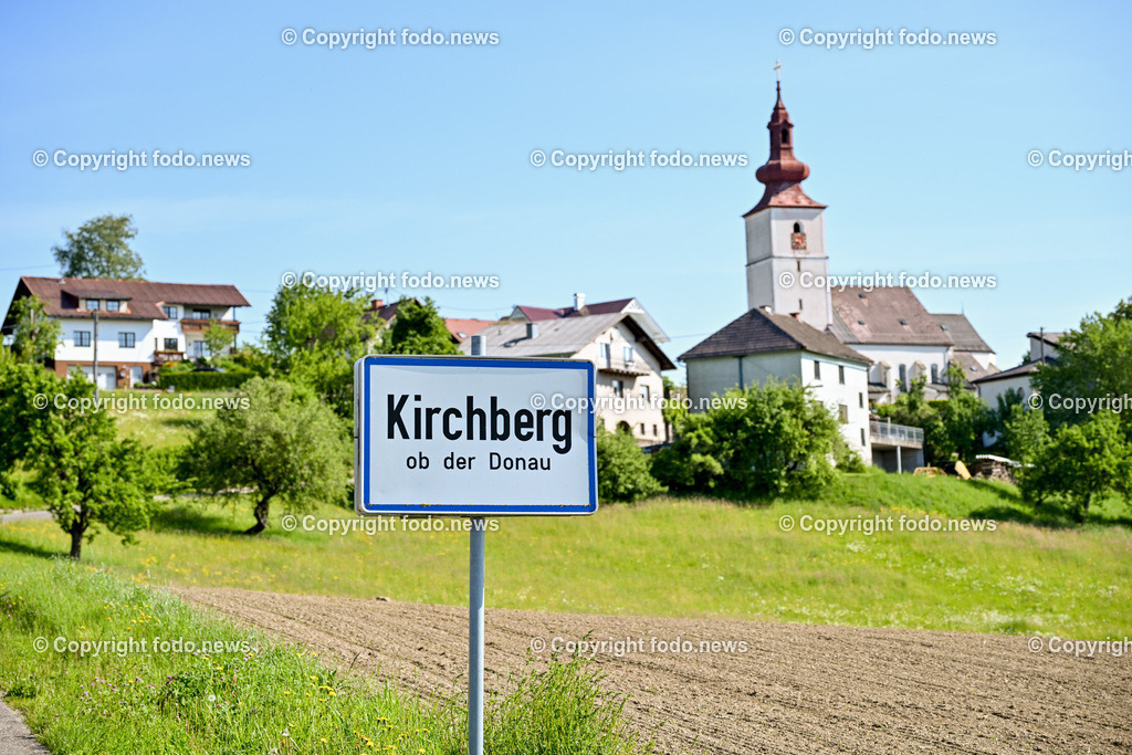Kirchberg ob der Donau_ 12.05.2024-2 | 12.05.2024, Kirchberg ob der Donau, AUT, Kirchberg ob der Donau, im Bild Ortstafel, Ortsschild, Ortsanfang, Kirche