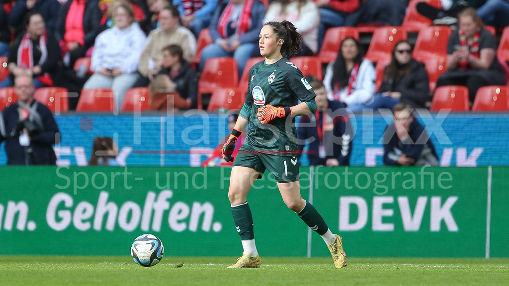 Fussball, Google Pixel Frauen-Bundesliga, 1. FC Köln - SV Werder Bremen | v.li.: Livia Peng (Torhüterin, Torwart, SV Werder Bremen, 1) am Ball, Freisteller, Einzelbild, Ganzkörper, Aktion, Action, Spielszene, DIE DFB-RICHTLINIEN UNTERSAGEN JEGLICHE NUTZUNG VON FOTOS ALS SEQUENZBILDER UND/ODER VIDEOÄHNLICHE FOTOSTRECKEN. DFB REGULATIONS PROHIBIT ANY USE OF PHOTOGRAPHS AS IMAGE SEQUENCES AND/OR QUASI-VIDEO.