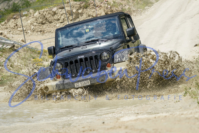 DSC08990 | Vierradfahrzeuge testen unterschiedliches Terrain - ueber Stock und Stein

Offroad Grundkurs im Steinbruch. Unterschiedliche Fahrgegebenheiten mit dem gelaendegaengigem Offroad-Fahrzeug. 

Deutschland, Geisingen, Steinbruch Meichle und Mohr, 10.06.2023