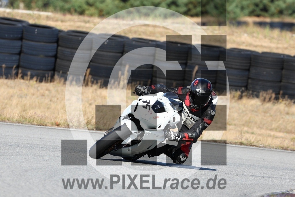 0035-20240921_12237 | Schöne Erinnerungen an spannende Momente - das festzuhalten ist unser Job. PIXELrace.de ist seit 2003 auf den Rennstrecken Europas unterwegs um die Action draußen beim Fahren und die wunderbare Stimmung imm Fahrerlager für euch einzufangen.