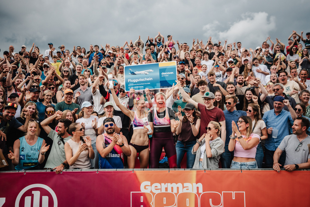 Beachvolleyball | Frauen | Allianz German Beach Tour 2025 | Tourstop Bremen | 15.06.2025 | v.l. Nele Barber und Melanie Gernert nach dem Turniersieg Siegerfoto mit den Fans