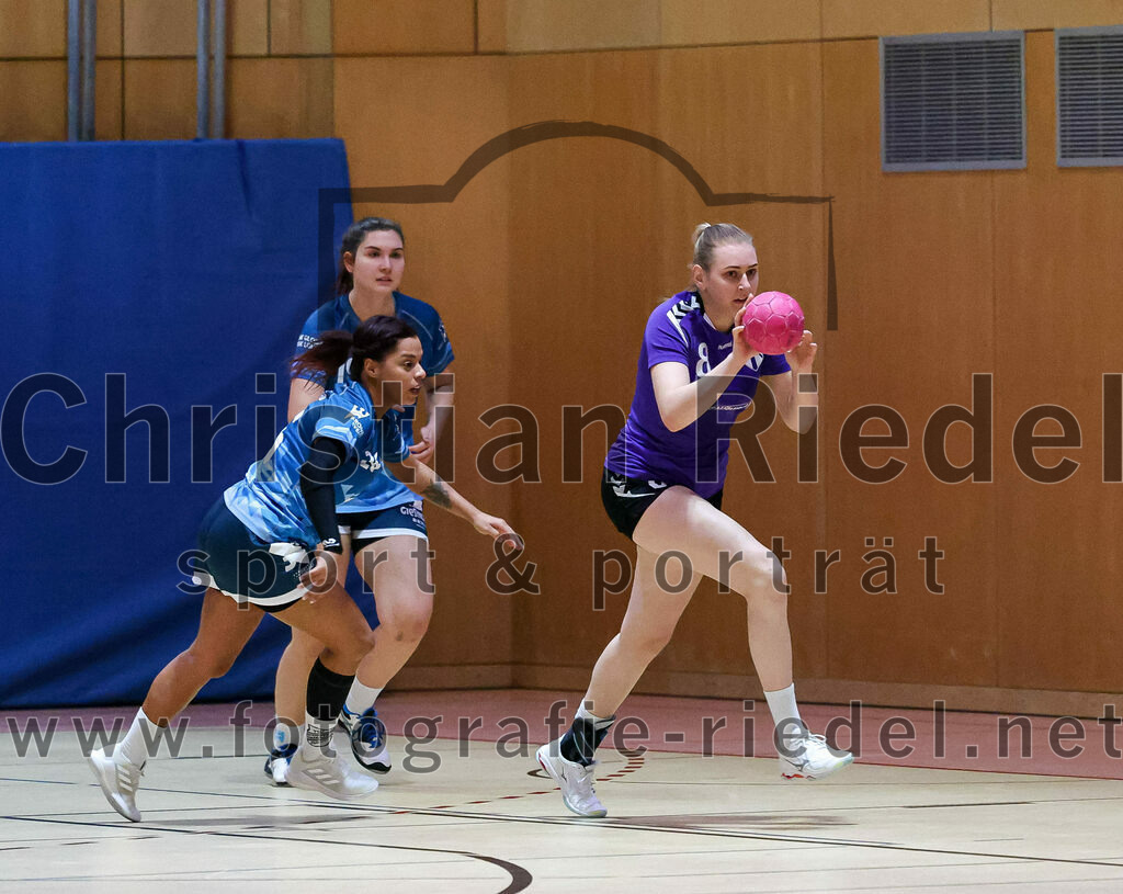 2023-01-21_030_SpVgg_Altenerding_gegen_TSV_Karlsfeld | Erding, Deutschland, 21.01.2023:
Handball, Bezirksoberliga Frauen Altbayern 2022 / 2023, 8. Spieltag, SpVgg Altenerding gegen TSV Karlsfeld, Endergebnis: 28:24

Laura Haitz (TSV Eintracht Karlsfeld, #26), Lena Marie Becker (SpVgg Altenerding, #8)

Foto: Christian Riedel / fotografie-riedel.net