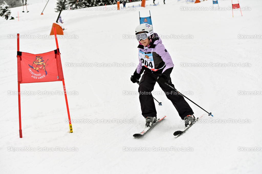 SRF_20.02.2026_1180 | Skirennfotos,Serfaus,Fiss,Ladis,Kinderskirennen,Winter,Tirol,Oberland,skirace,SFL,feelfree,weil wir's genießen,ski,Ski,skifahren,Sonnenplateau, - Realisiert mit Pictrs.com
