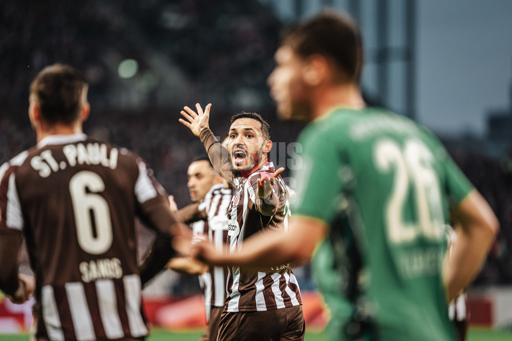 Fußball | Männer | Saison 2025/2026  | Fußball-Bundesliga | 09. Spieltag | FC St. Pauli vs. Borussia Mönchengladbach | 01.11.2025 | Mathias Pereira Lage (#28, FC St. Pauli) beschwert sich