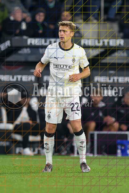 Borussia Mönchengladbach vs SC Freiburg - Bundesliga  | Mönchengladbach, Deutschland, 05.10.25:   Oscar Fraulo (Borussia Mönchengladbach) schaut waehrend des Spiels der Bundesliga zwischen Borussia Mönchengladbach vs SC Freiburg im Stadion im Borussia Park(Foto von Brauer-Fotoagentur / Adrian Schlueter)