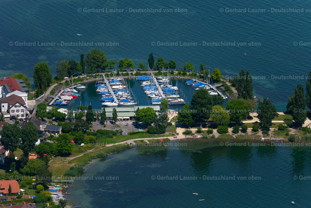 4031738 | IMMENSTAAD AM BODENSEE 12.06.2020 Sportboot und Segelboot Anlegestelle und Bootsliegeplätze im Hafen am Uferbereich des Bodensee in Immenstaad am Bodensee am Bodensee im Bundesland Baden-Württemberg, Deutschland. // Pleasure boat and sailing boat landing stage and boat moorings in the harbor on the shore of Lake Constance in Immenstaad am Bodensee on Lake Constance in the state Baden-Wuerttemberg, Germany. Foto: Gerhard Launer