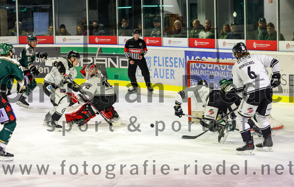 2026-01-30_083_TSV_Erding_gegen_EHF_Passau_Black_Hawks | Erding, Deutschland, 30.01.2026:Eishockey, Oberliga Süd 2025 / 2026, 42. Spieltag, TSV Erding gegen EHF Passau Black Hawks, Endergebnis: 2:6Torwart Janik Engler (EHF Passau Black Hawks, #30), Philipp Michl (Erding Gladiators, #77), Tom Horschel (EHF Passau Black Hawks, #6)Foto: Christian Riedel / fotografie-riedel.net