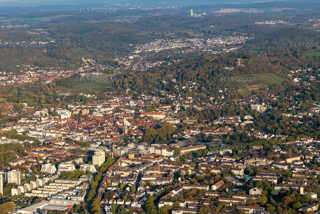 Luftbild: Altstadt unterm Turmberg im Ortsteil Durlach in Karlsruhe im Bundesland Baden-Württemberg in Deutschland. Foto: IMG_123454.jpg vom 19.10.2020 durch Werner Riehm/FLY-FOTO.de