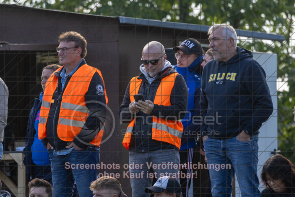 20250928_162909_0231 | #,TSG Salach (weiß) vs. TSV Berkheim (blau), Fußball, Bezirksliga - Bezirk Neckar/Fils, 06. Spieltag, Saison 2025/2026, Kunstrasensportplatz, Staufenecker Straße, 73084 Salach, 28.09.2025 - 15:00 Uhr,Foto: PhotoPeet-Sportfotografie/Peter Harich