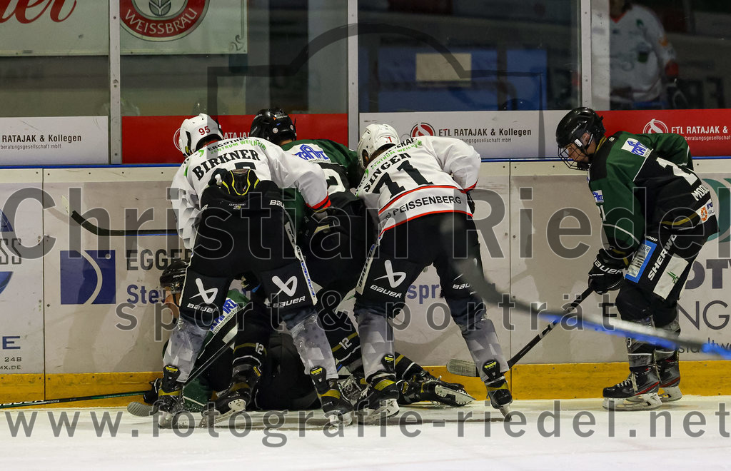 2022-11-04_056_Eishockey_TSV_Erding_gegen_TSV_Peissenberg | Erding, Deutschland, 04.11.2022:
Eishockey, Bayernliga 2022 / 2023, 10. Spieltag, TSV Erding gegen TSV Peißenberg, Endergebnis: 4:3

Moritz Birkner (TSV Peissenberg, #95), Singer Manuel (TSV Peissenberg, #71)

Foto: Christian Riedel / fotografie-riedel.net