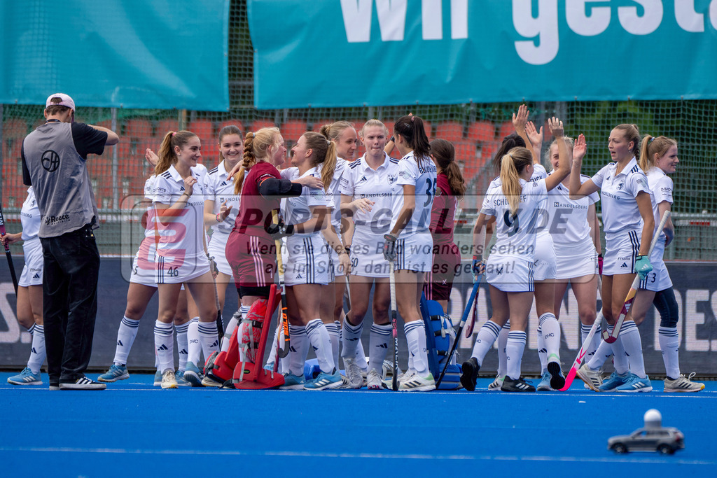 Final4_20250601-1038-HK108261 | Krefeld, Deutschland, 01.06.2025:  Feldhockey Final4 2025 – „Deutsche Feldhockey-Meisterschaften 2025“ Harvestehuder HTC - Düsseldorfer HC (Finale Damen) im Gerd-Wellen-Hockeyanlage am 01.06.2025 in Krefeld, Deutschland. (Foto von Kramhöller/Fehrmann/Kaste)Krefeld, Germany, 01.06.2025: Feldhockey Final4 2025 – „Deutsche Feldhockey-Meisterschaften 2025“ Harvestehuder HTC - Düsseldorfer HC (Finale Damen) in Gerd-Wellen-Hockeyanlage at 01.06.2025 in Krefeld, Deutschland. (Foto from Kramhöller/Fehrmann/Kaste)