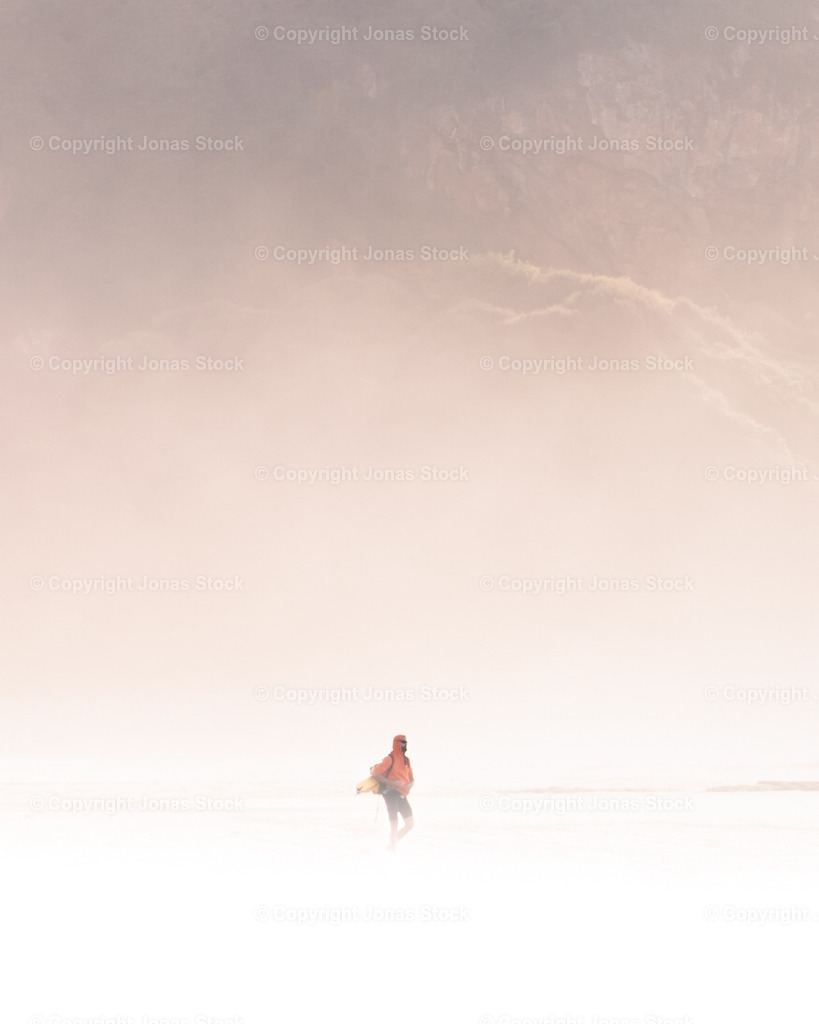 Baywatch | Beach guard walking through foggy beach in spain.  - Realisiert mit Pictrs.com