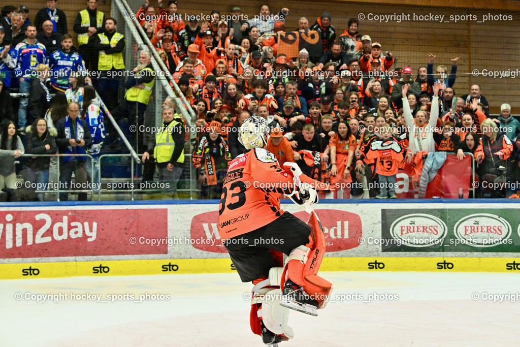 EC IDM WÄRMEPUMPEN VSV vs. MOSER MEDICAL GRAZ99ERS | Graz 99ers Fans feiern mit #33 Maxime Lagacé Graz 99ers, EC IDM WÄRMEPUMPEN VSV vs. MOSER MEDICAL GRAZ99ERS, EC IDM WÄRMEPUMPEN VSV vs. MOSER MEDICAL GRAZ99ERS am 17.03.2026 in Villach (Stadthalle Villach), Austria, (Photo by Bernd Stefan)