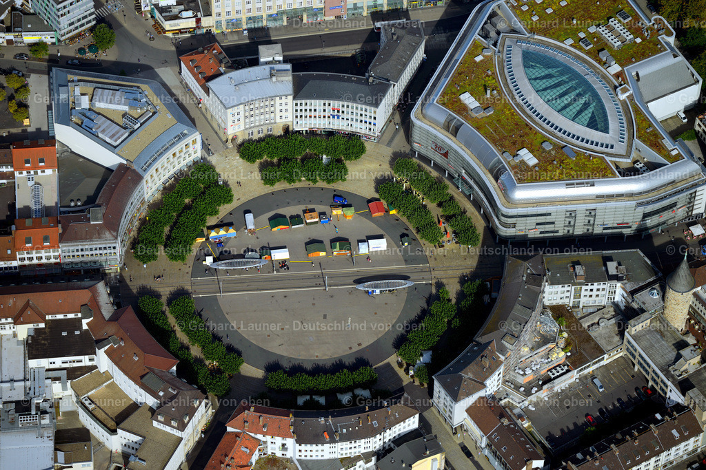 3292619 | Der Königsplatz ist ein runder Platz im Zentrum von Kassel. Er trennt die Obere von der Unteren Königsstraße und wird von der Straßenbahn zentral durchquert, die entlang dieser Straßen verkehrt. Insgesamt münden sechs Straßen auf den Königsplatz. Heute ist er Teil der Fußgängerzone in der Innenstadt
