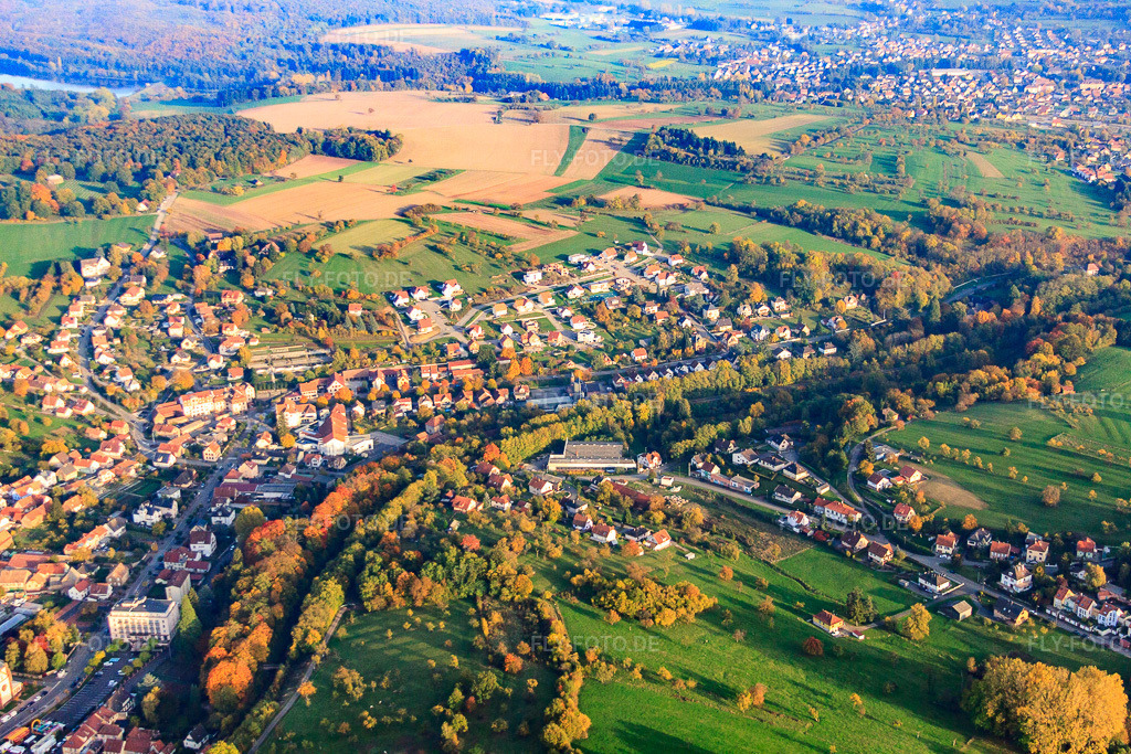 Luftbild: Ortsansicht von Westen in Niederbronn-les-Bains im Bundesland Bas-Rhin in Frankreich. – Foto: IMG_54151.jpg vom 21.10.2012 durch Werner Riehm/FLY-FOTO.de – Auflösung des Originals: 4752 x 3168 px