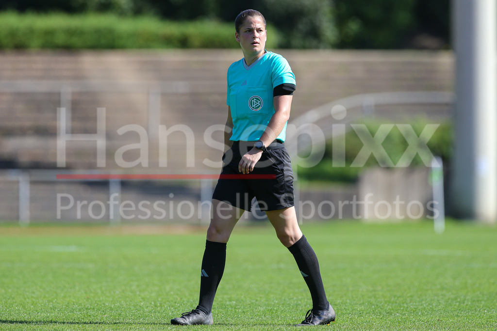 Fussball, DFB-Pokal Frauen, Borussia Mönchengladbach - SV Werder Bremen | v.li.: Schiedsrichterin Anne Uersfeld, DIE DFB-RICHTLINIEN UNTERSAGEN JEGLICHE NUTZUNG VON FOTOS ALS SEQUENZBILDER UND/ODER VIDEOÄHNLICHE FOTOSTRECKEN. DFB REGULATIONS PROHIBIT ANY USE OF PHOTOGRAPHS AS IMAGE SEQUENCES AND/OR QUASI-VIDEO.