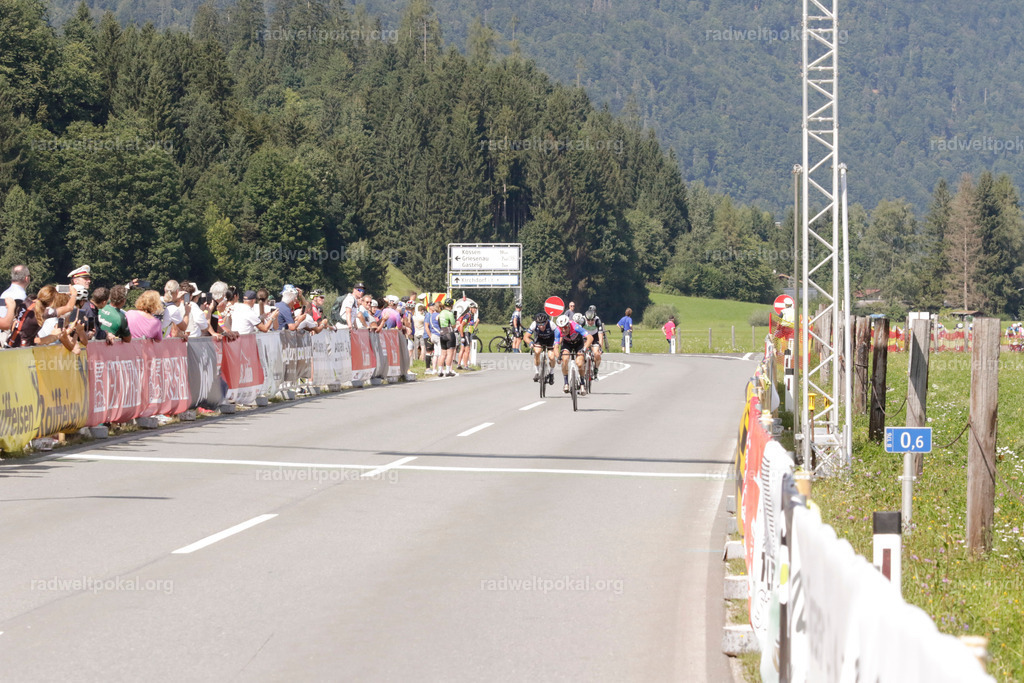 1040_20230817_Bewerb_Maenner_Muehlanger | AUT - OESTERREICH, 2023-08-16: SPORT RENNRAD-FAHREN - 55. INTERNATIONALER RADWELTPOKAL IN ST. JOHANN IN TIROL  - Vintage-Radrennen mit WM-Bronze-Medaillen-Siegerin Christina Schweinberger, den Teilnehmer und Alexander Baumann (vom Orginastions-Team) - TAG 2 BEWERB MAENNER IN SECHS GRUPPEN  ; Foto: Roland Muehlanger