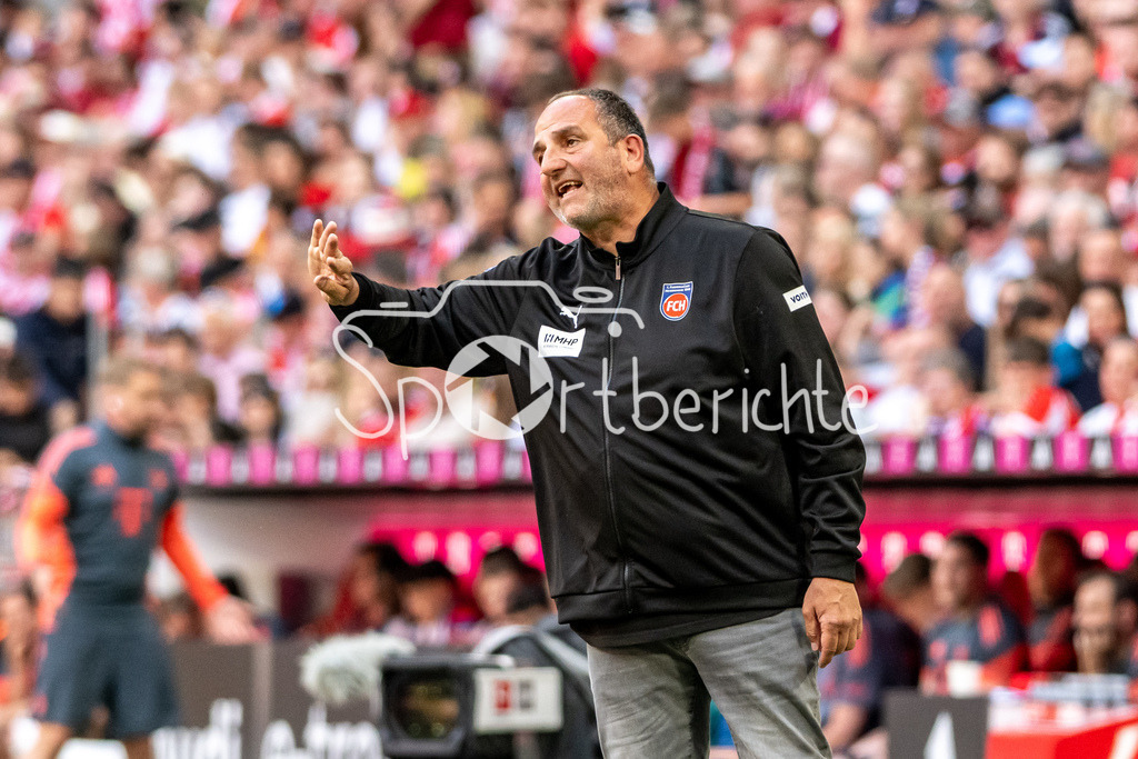 FC Bayern München - 1. FC Heidenheim | MUNICH, GERMANY - 02. MAI: im Bild  Frank SCHMIDT Trainer 1. FC Heidenheim / Einzelfoto / Freisteller während dem Bundesligamatch zwischen dem FC Bayern München und dem 1. FC Heidenheim am 32. Spieltag in der Allianz Arena / DFL REGULATIONS PROHIBIT ANY USE OF PHOTOGRAPHS AS IMAGE SEQUENCES AND/OR QUASI-VIDEO