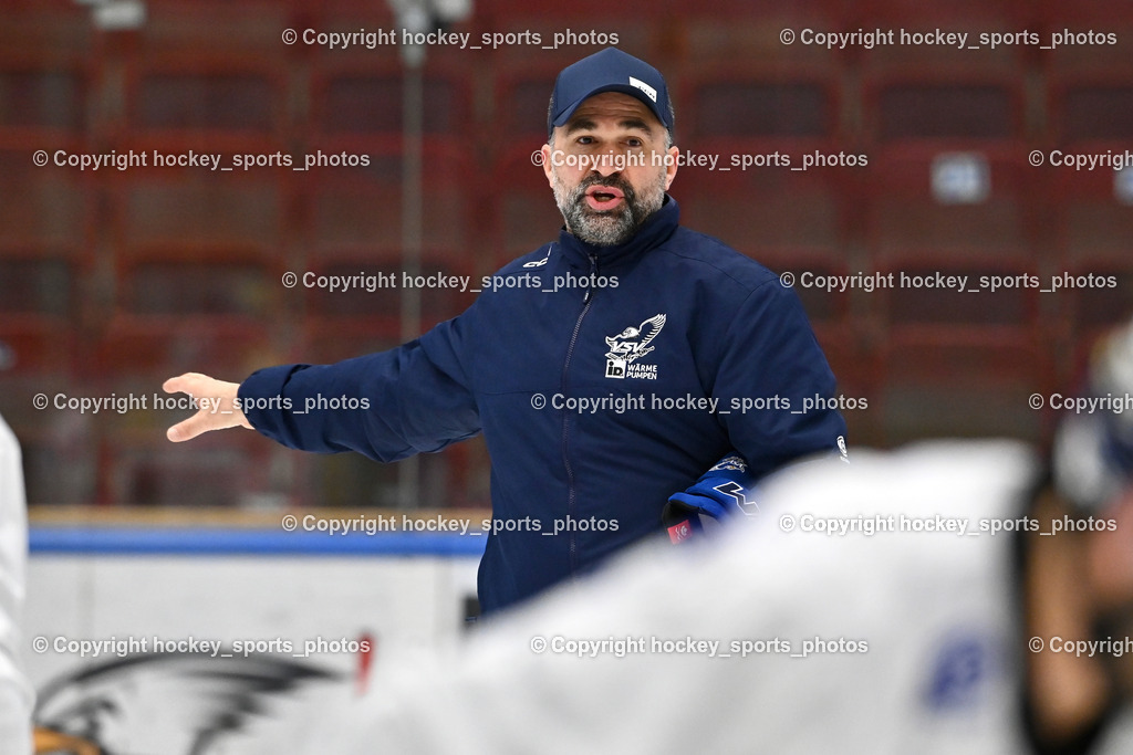 Eistrainig EC VSV mit Headcoach Pierre Allard | Eistrainig EC VSV mit Headcoach Pierre Allard, 1. Eistrainig EC VSV mit Headcoach Pierre Allard am 02.12.2025 in Villach (Stadthalle Villach), Austria, (Photo by Bernd Stefan)