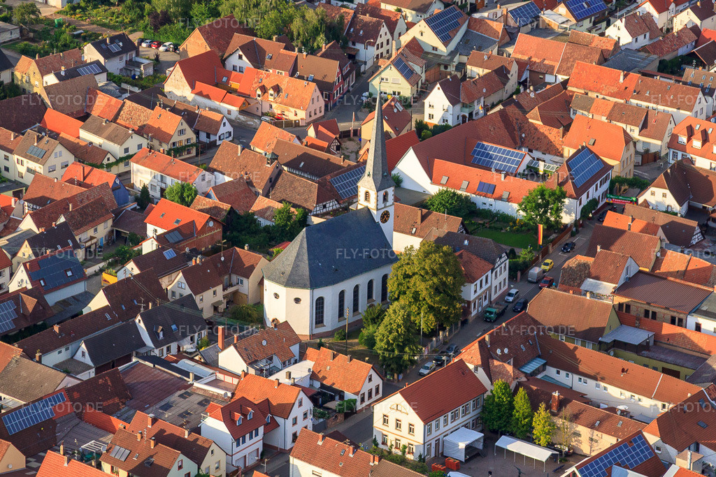 Luftbild: Prot. Kirche Unterdorf im Ortsteil Niederhochstadt in Hochstadt im Bundesland Rheinland-Pfalz in Deutschland. Foto: IMG_51516.jpg vom 08.08.2012 durch Werner Riehm/FLY-FOTO.deAuflösung des Originals: 4523 x 3015 px