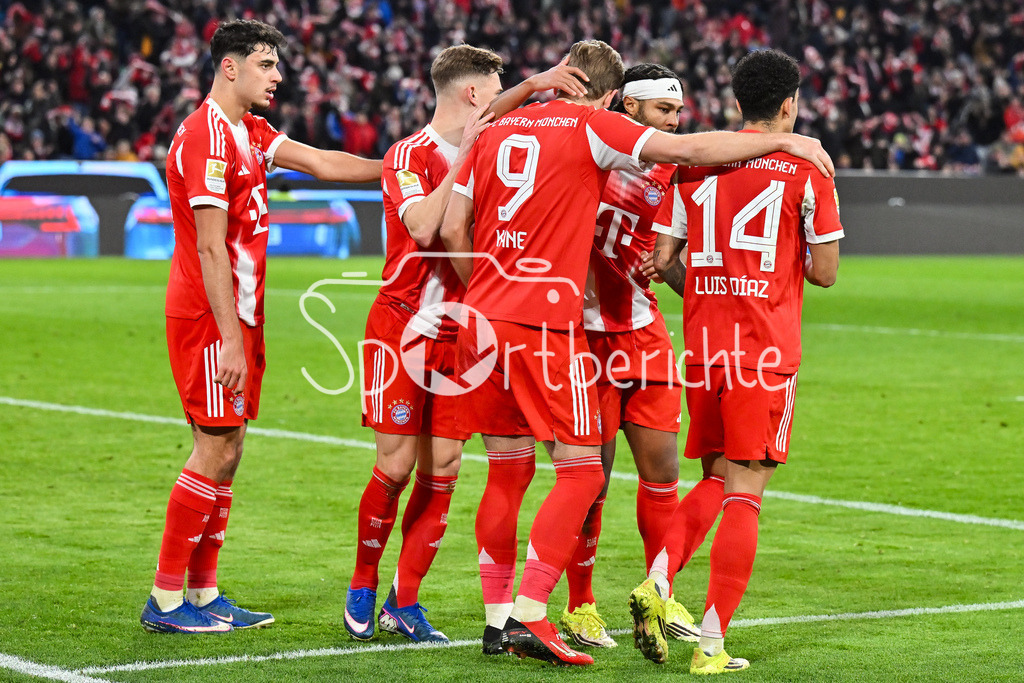 FC Bayern München - TSG 1899 Hoffenheim | MUNICH, GERMANY - 08. FEBRUARY: Jubel der Bayern nach dem Treffer zum 2-1 durch Harry KANE (FC Bayern Munich 9) / Foulelfmeter während dem Bundesligamatch zwischen dem FC Bayern München und der TSG 1899 Hoffenheim am 21. Spieltag in der Allianz Arena / DFL REGULATIONS PROHIBIT ANY USE OF PHOTOGRAPHS AS IMAGE SEQUENCES AND/OR QUASI-VIDEO
