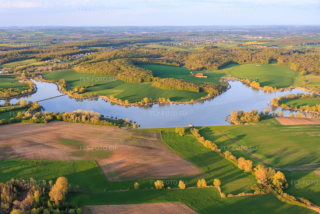 Vue aérienne: Des promenades en bois bordées de cabanes de pêcheurs longent les rives de l'étang du Welschhof. à Puttelange-aux-Lacs dans le département Moselle, France.Photo: IMG_154383.jpg prise le 17/04/2026 par Werner Riehm/FLY-FOTO.euRésolution de l'original: 5424 x 3621 px