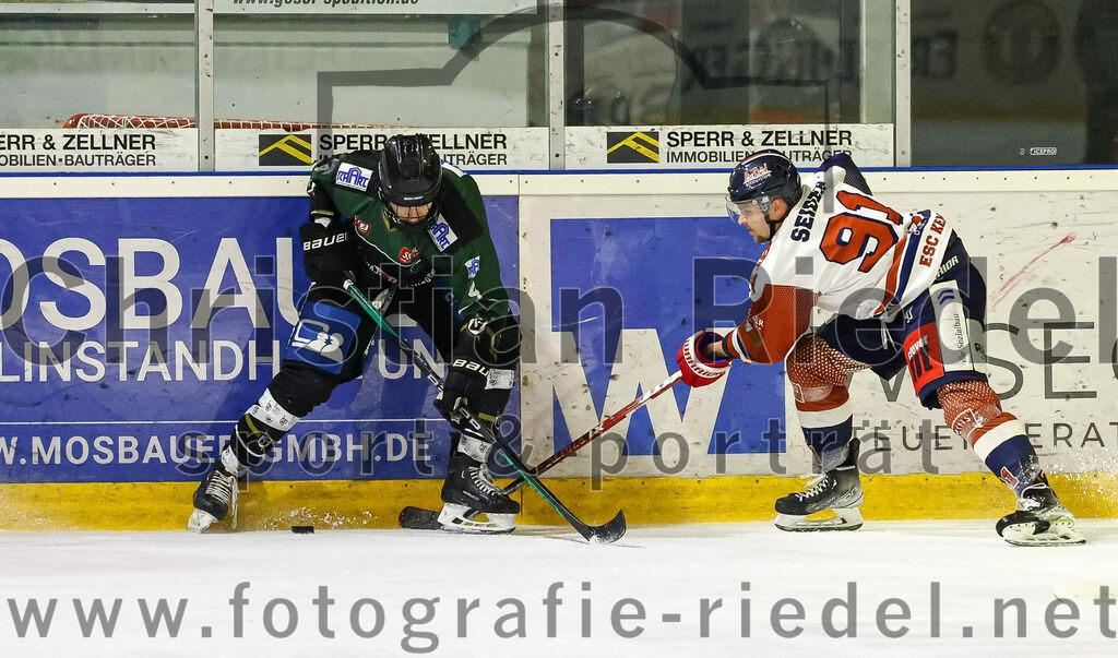 2023-03-03_090_TSV_Erding_gegen_ESC_Kempten | Erding, Deutschland, 03.03.2023:
Eishockey, Bayernliga Playoffs 2022 / 2023, Viertelfinale, TSV Erding gegen ESC Kempten, Endergebnis: 9:3

Simon Franz (Erding Gladiators, #4), Mauro Seider (ESC Kempten, #91)

Foto: Christian Riedel / fotografie-riedel.net